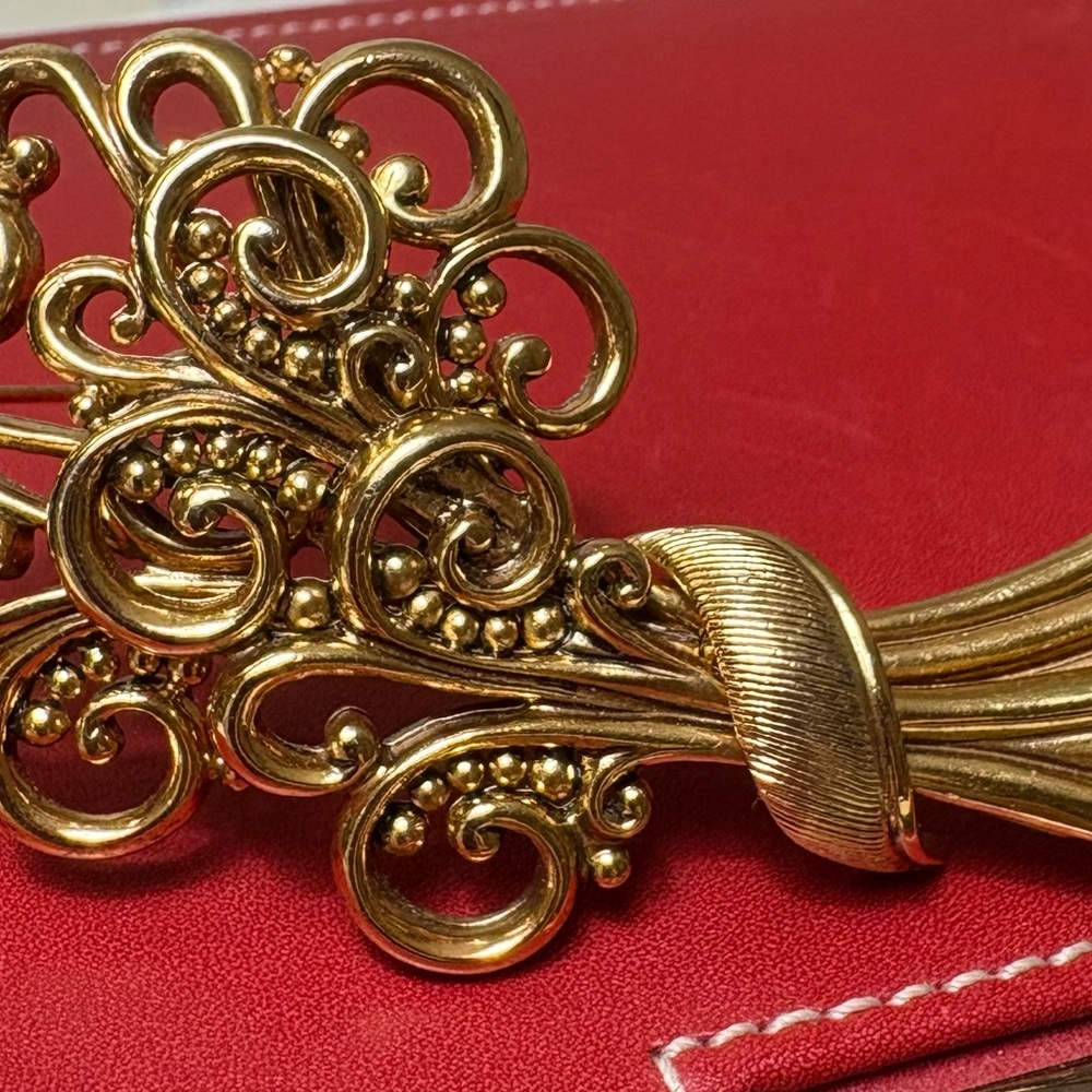 ⚪️Vintage Oscar de la Renta ⚪️ Gold Brooch ⚪️